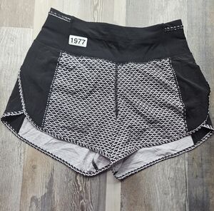Lululemon Real Quick Short Size 4 Black and White Lined